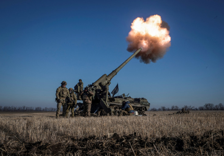 I militari ucraini sparano con un cannone semovente 2S7 Pion verso le posizioni russe in prima linea vicino a Bakhmut