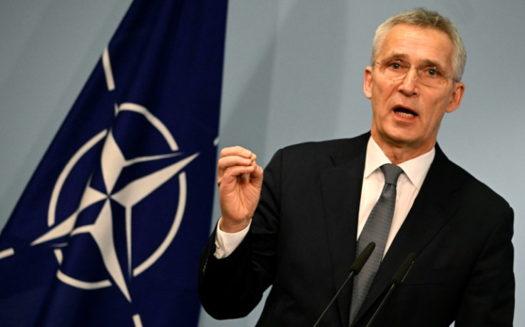 Il capo della NATO Jens Stoltenberg fa un gesto mentre tiene una conferenza stampa congiunta con il ministro della Difesa tedesco dopo i colloqui del 24 gennaio 2023 al ministero della Difesa a Berlino