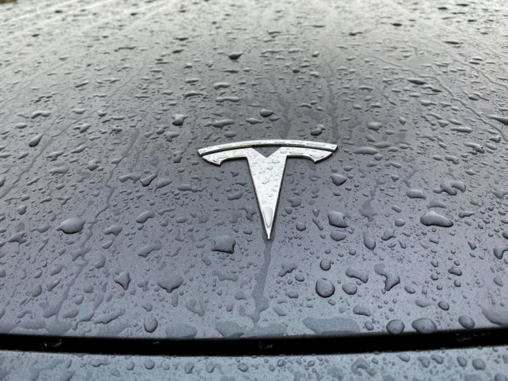 Una vista mostra il logo Tesla sul cofano di un&#39;auto a Oslo