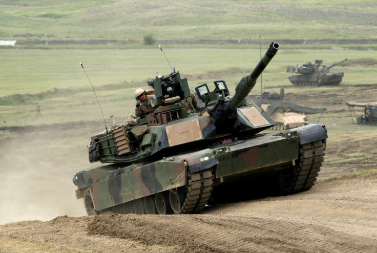 Il carro armato americano M1A2 "Abrams" si sposta verso le posizioni di tiro durante l&#39;esercitazione militare congiunta guidata dagli Stati Uniti "Noble Partner 2016" vicino a Vaziani