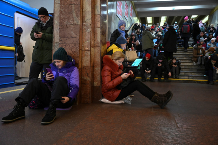 Le persone si rifugiano all&#39;interno di una stazione della metropolitana durante i massicci attacchi missilistici russi a Kiev