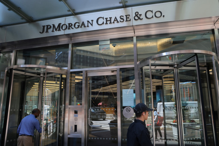 Una persona entra nel quartier generale di JPMorgan Chase & Co. New York a Manhattan, New York City