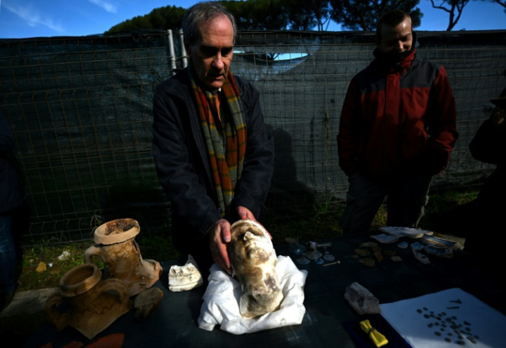 La ricerca dell&#39;inizio della Via Appia ha finora portato alla luce reperti di epoche diverse.