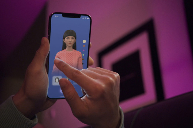 Un utente interagisce con un&#39;app per smartphone per personalizzare un avatar per un chatbot personale di intelligenza artificiale, noto come Replika, a San Francisco