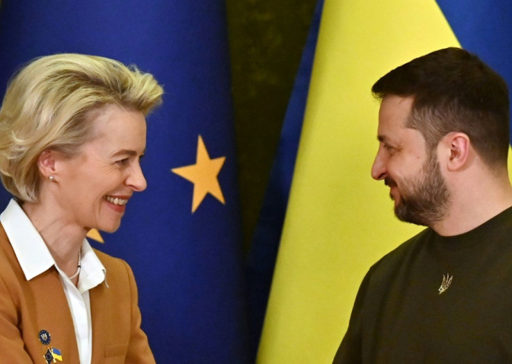 Ursula von der Leyen (a sinistra) ha incontrato giovedì il presidente ucraino Volodymyr Zelensky (a destra).