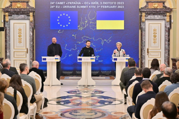 Il presidente ucraino Volodymyr Zelensky (C), il presidente del Consiglio europeo Charles Michel (L) e il presidente della Commissione europea Ursula von der Leyen (R) tengono una conferenza stampa congiunta a Kiev