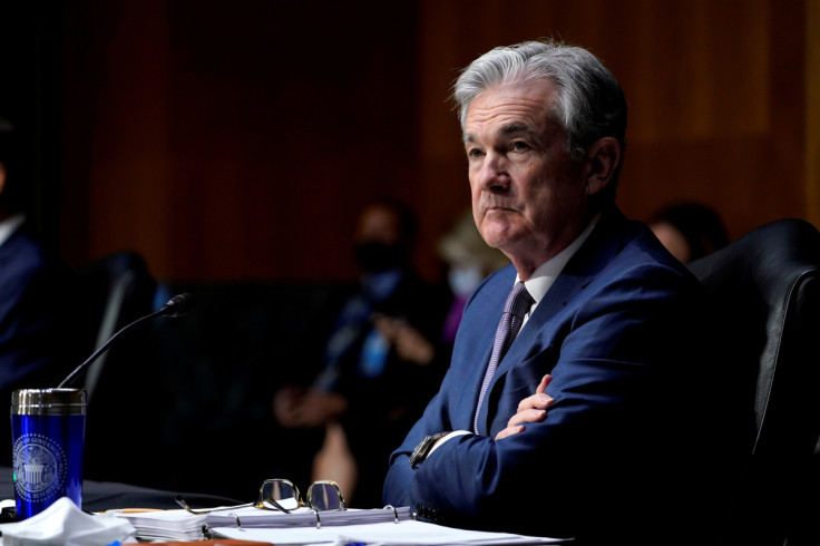 Il presidente della Federal Reserve Jerome Powell ascolta durante un&#39;audizione del Comitato bancario del Senato a Washington