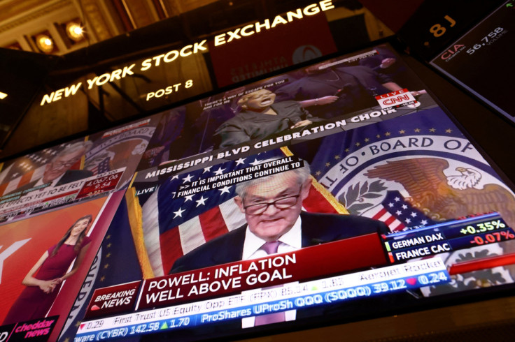 Annuncio del tasso di interesse del presidente della Federal Reserve Jerome Powell sul trading floor della Borsa di New York (NYSE) a New York City