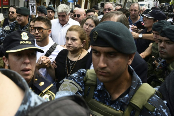 Graciela Sosa, la madre di Fernando Baez Sosa assassinato da un gruppo di giocatori di rugby nel 2020, lascia il tribunale dopo l&#39;udienza di condanna a Dolores, in Argentina, il 6 febbraio 2023