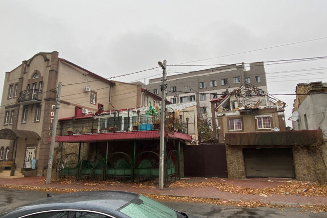I resti del Ninel Hotel, un hotel rilevato dai funzionari della sicurezza russa che è stato colpito dai militari ucraini, sono visibili nel centro di Kherson