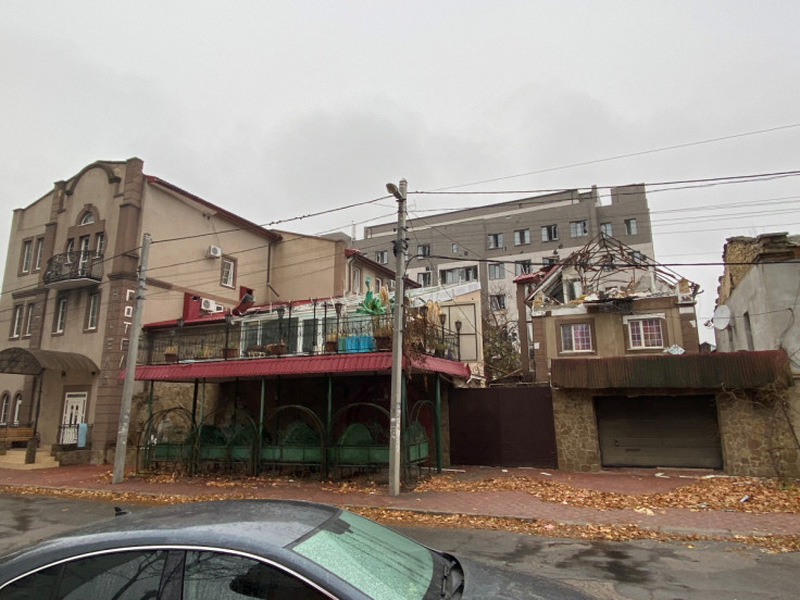 I resti del Ninel Hotel, un hotel rilevato dai funzionari della sicurezza russa che è stato colpito dai militari ucraini, sono visibili nel centro di Kherson