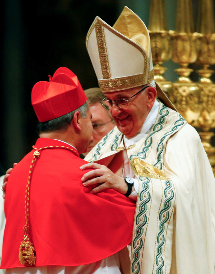 Papa Francesco benedice il nuovo cardinale Giovanni Angelo Becciu d&#39;Italia durante una cerimonia di concistoro per insediare 14 nuovi cardinali nella Basilica di San Pietro in Vaticano