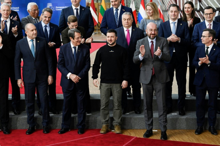 Tra l&#39;amarezza diplomatica, il leader francese Macron ha twittato una foto dei 27 leader dell&#39;UE attorno a Zelensky, scrivendo: "La famiglia europea"