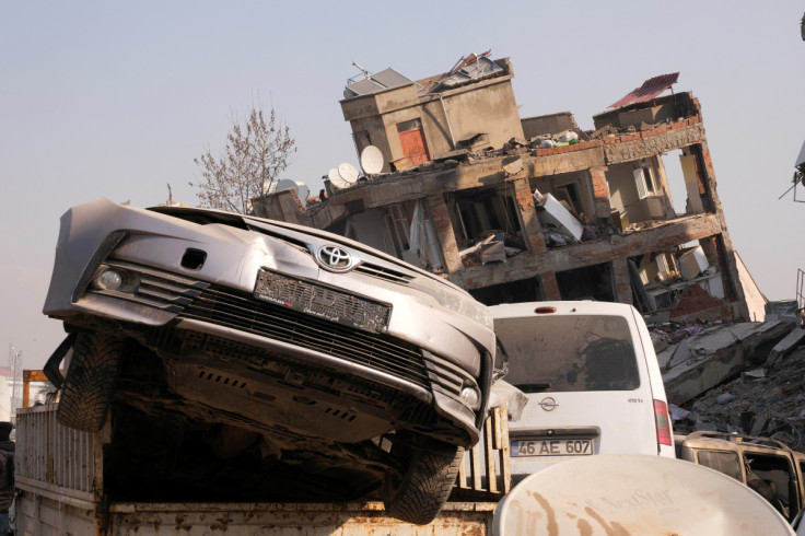 DeUna visione d&#39;insieme delle case e dei veicoli demoliti a seguito del micidiale terremoto di Maras