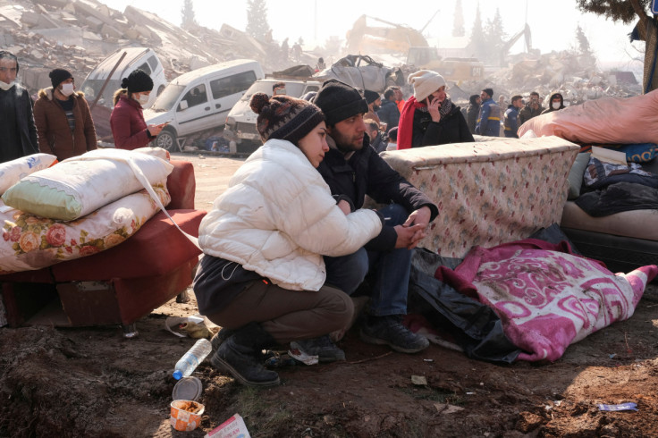 La coppia di sposi attende di scoprire se i loro cari sono ancora vivi, dopo il micidiale terremoto di Maras