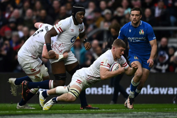 Punteggio iniziale - Il flanker inglese Jack Willis si tuffa per segnare la prima meta dei padroni di casa contro l&#39;Italia a Twickenham