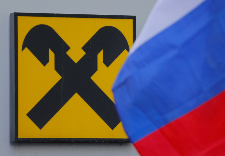 Il logo della Banca Raiffeisen è raffigurato accanto alla bandiera nazionale russa a Mosca