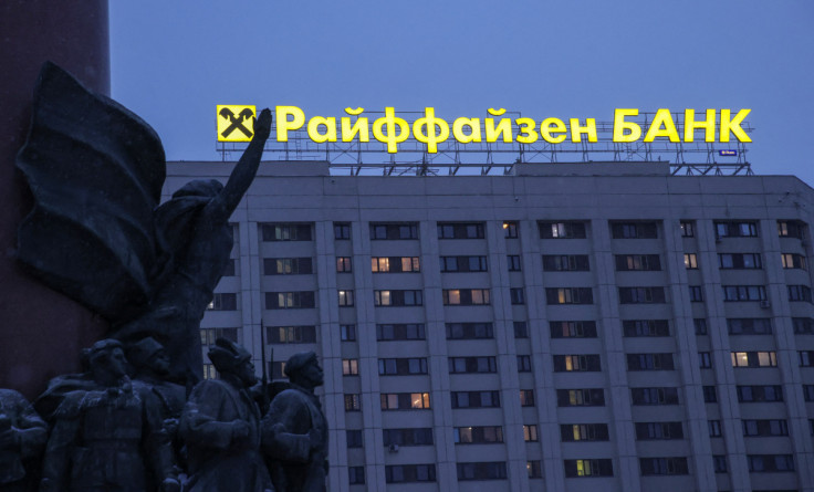 Una vista mostra un cartello pubblicitario della Banca Raiffeisen a Mosca