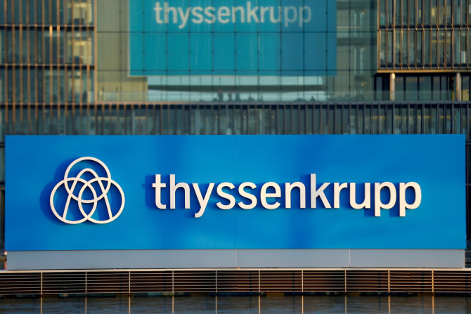 Un logo di Thyssenkrupp AG è raffigurato presso la sede centrale dell&#39;azienda a Essen