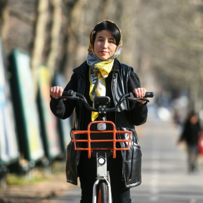 Fatima Haidari offre tour della sua nativa Herat dal suo appartamento studentesco a Milano, in Italia