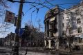 Una vista generale mostra un condominio danneggiato da un attacco militare russo nella città in prima linea di Bakhmut