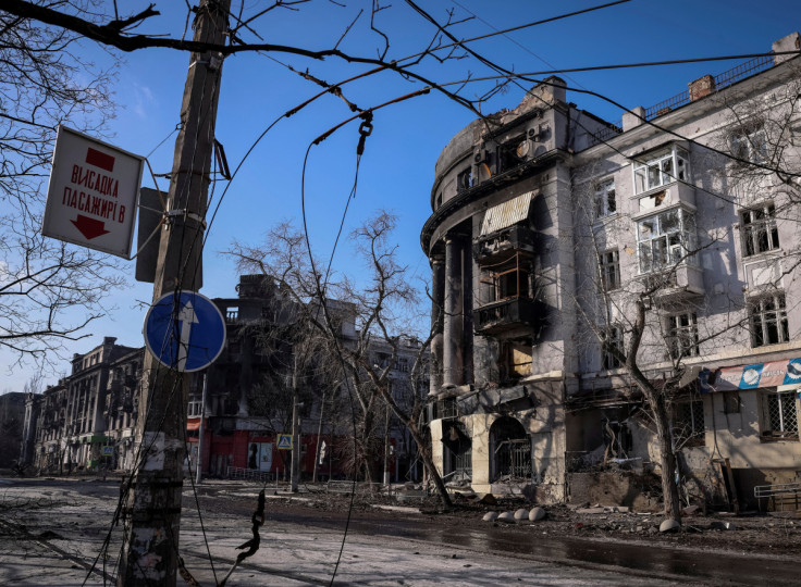 Una vista generale mostra un condominio danneggiato da un attacco militare russo nella città in prima linea di Bakhmut