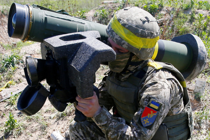Un soldato detiene un sistema missilistico Javelin durante un&#39;esercitazione militare nel centro di addestramento delle forze di terra ucraine vicino a Rivne