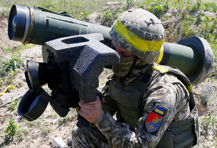 Un soldato detiene un sistema missilistico Javelin durante un&#39;esercitazione militare nel centro di addestramento delle forze di terra ucraine vicino a Rivne