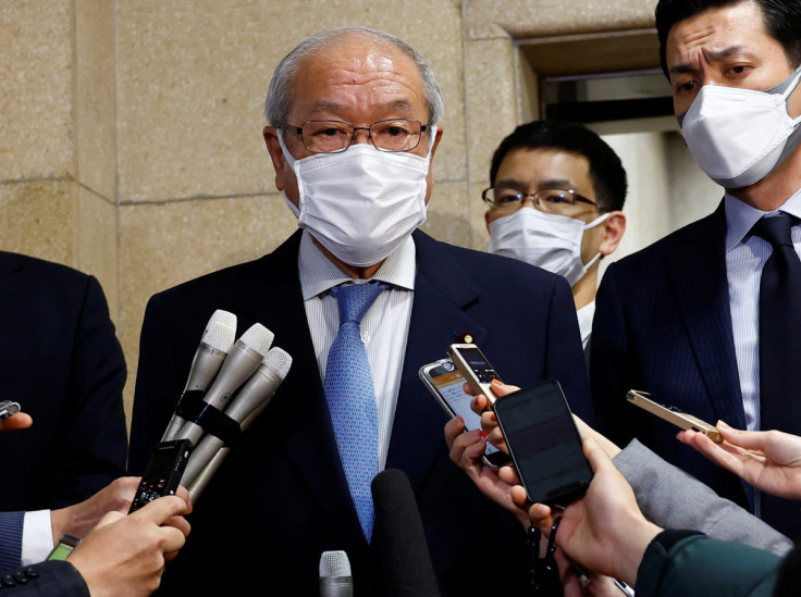 Il ministro delle finanze giapponese Shunichi Suzuki parla ai media al ministero delle finanze a Tokyo