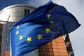 Una bandiera dell&#39;Unione Europea sventola davanti alla sede della Commissione Europea a Bruxelles