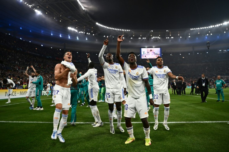 I giocatori del Real Madrid festeggiano dopo aver battuto il Liverpool nella finale di Champions League allo Stade de France a maggio