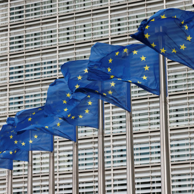 Le bandiere dell&#39;Unione Europea sventolano fuori dalla sede della Commissione Europea a Bruxelles