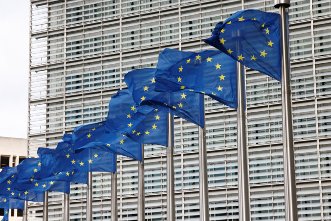 Le bandiere dell&#39;Unione Europea sventolano fuori dalla sede della Commissione Europea a Bruxelles