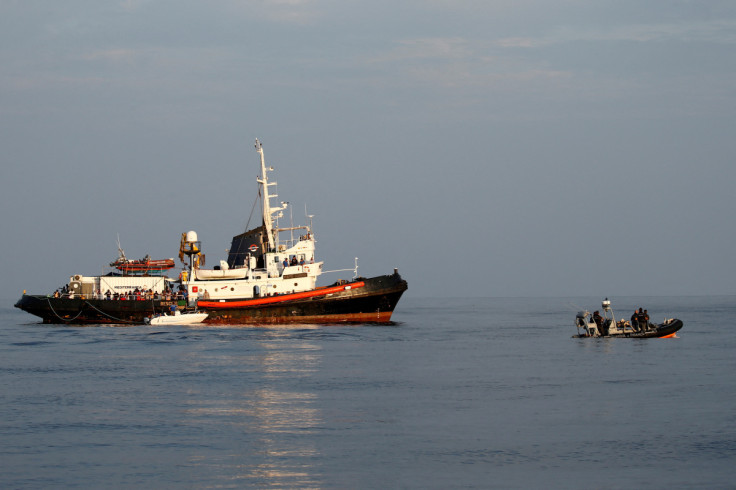 Un RHIB delle pattuglie della Guardia di Finanza italiana vicino al Mare Jonio, gestito dall&#39;ente benefico italiano Mediterranea Saving Humans, e la nave di salvataggio dei migranti Sea-Eye dell&#39;ONG tedesca "Alan Kurdi" dell&#39;isola italiana di 