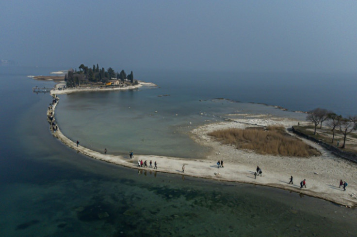 Le acque storicamente basse del lago hanno rivelato una strada rialzata di sabbia e pietra