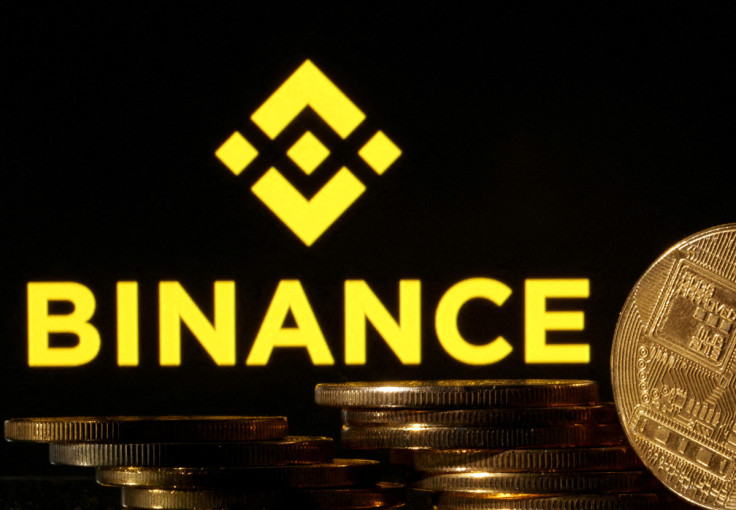 Una composizione che mostra la criptovaluta con il logo Binance