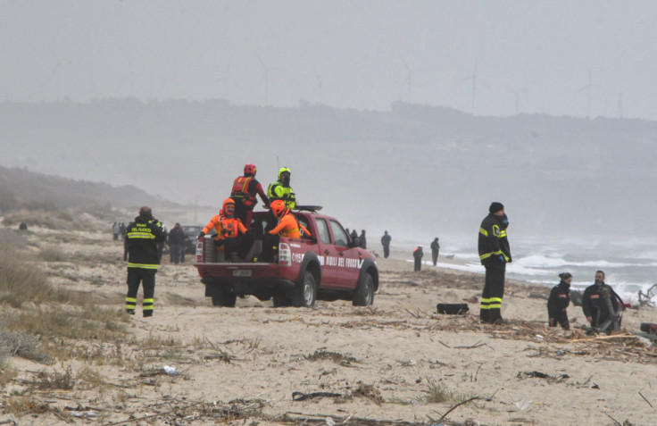Corpi lavati a riva in un sospetto naufragio di migranti, a Cutro