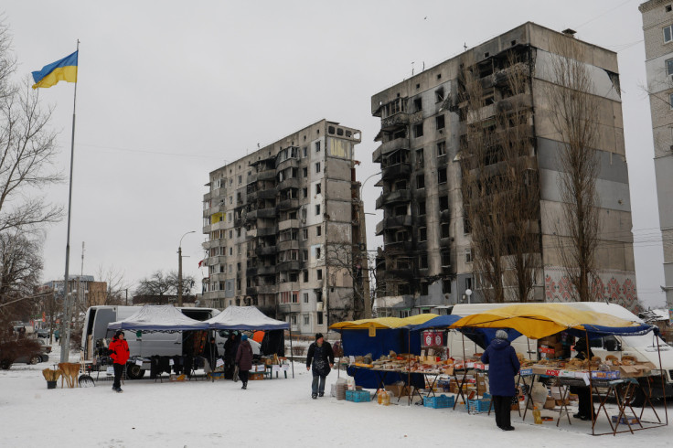 I residenti locali acquistano cibo in un mercato di strada a Borodianka