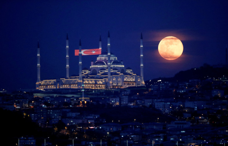 La luna piena, nota anche come Supermoon o Flower Moon, sorge sopra la Moschea Camlica durante la diffusione della malattia da coronavirus (COVID-19), a Istanbul