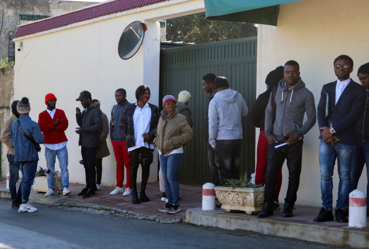 I cittadini della Costa d&#39;Avorio che vivono in Tunisia aspettano davanti all&#39;ambasciata della Costa d&#39;Avorio a Tunisi