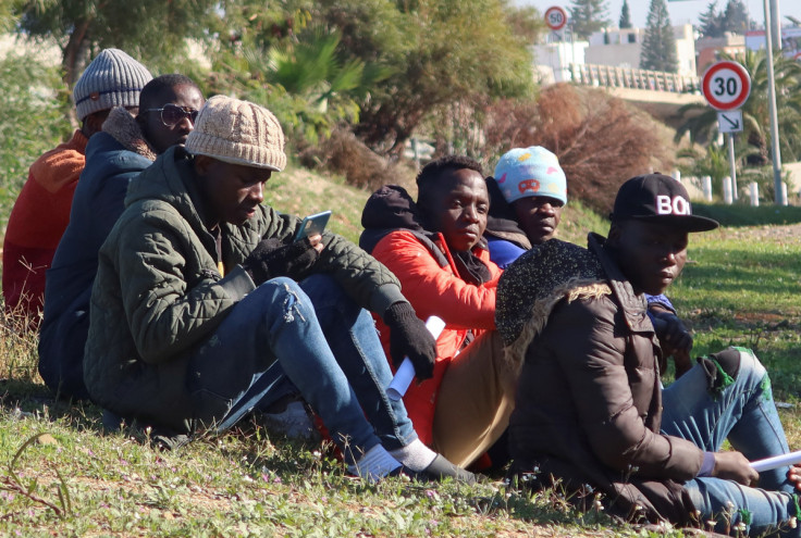 Foufana Abou attende vicino all&#39;ambasciata della Costa d&#39;Avorio a Tunisi