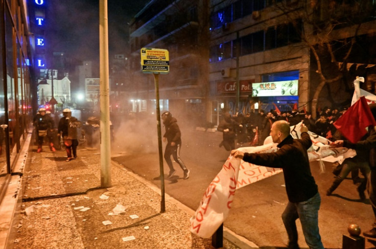 I manifestanti arrabbiati si sono radunati davanti all&#39;ufficio del treno ellenico