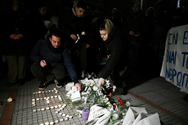 A Larissa, i manifestanti hanno tenuto una veglia silenziosa e portato rose bianche