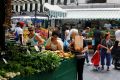 La gente fa acquisti in un mercato di frutta e verdura nel centro di Roma