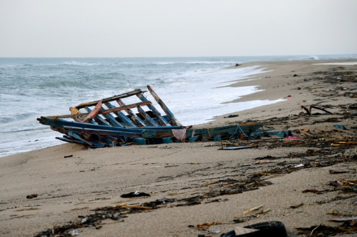 Dozzine sono state uccise quando una barca sovraccarica che trasportava migranti è affondata al largo della costa meridionale italiana