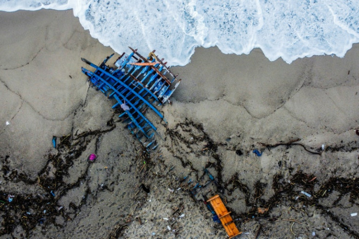 La barca sovraffollata andò in frantumi non lontano dalla riva durante una tempesta