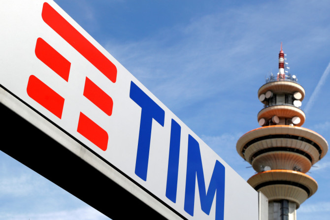 Il nuovo logo di Telecom Italia è visibile presso la sede di Rozzano a Milano
