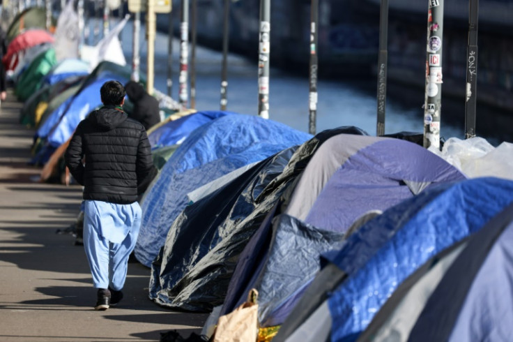 I migranti che vivono nelle tende allestite in fretta e furia provengono da Africa sub-sahariana, Eritrea, Siria, Territori palestinesi e Afghanistan