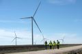 I dipendenti della società energetica francese Engie ispezionano le turbine eoliche in un nuovo progetto a Dawson, in Texas, il 28 febbraio 2023