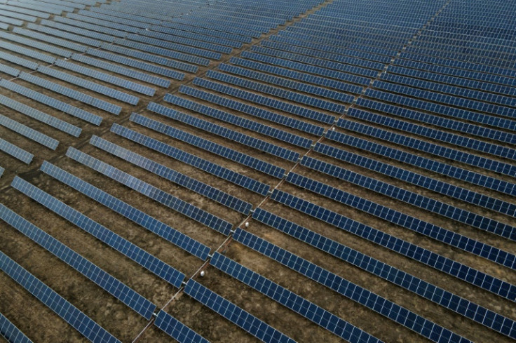 Una veduta aerea di una vasta installazione di energia solare nella contea di Hill, in Texas, il 1° marzo 2023